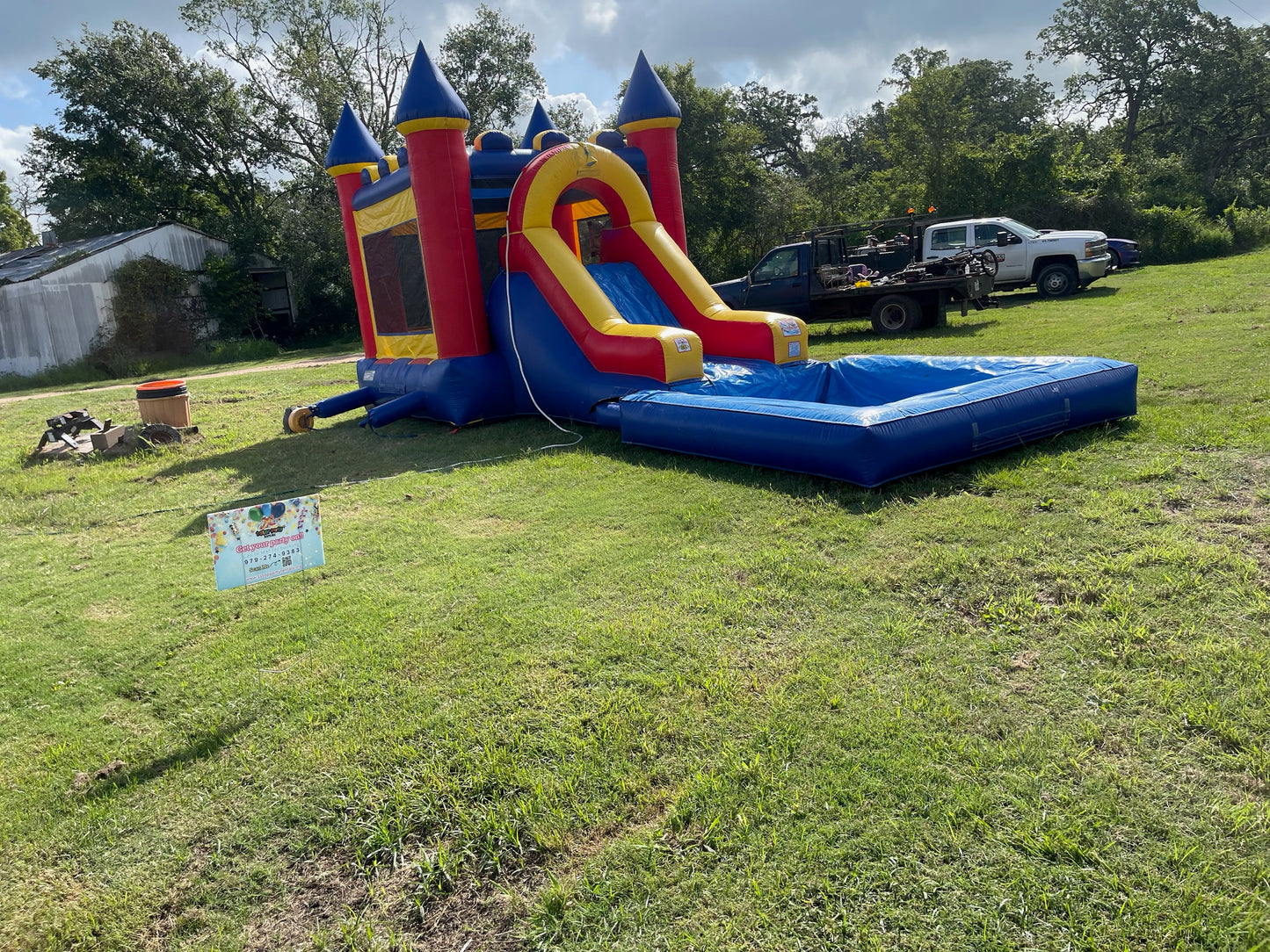 Baby Shark - Bounce house waterslide w/removable pool