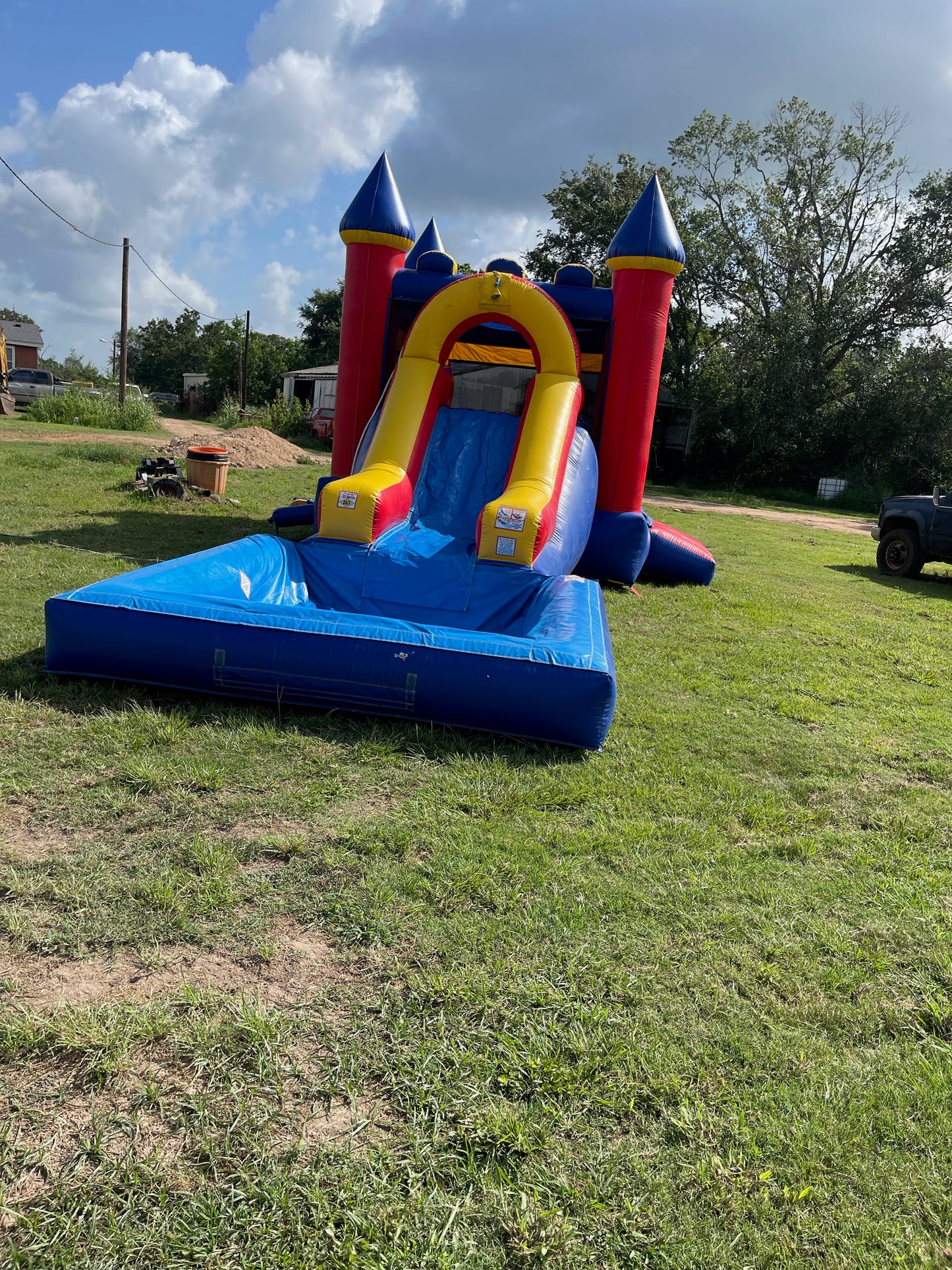 Baby Shark - Bounce house waterslide w/removable pool