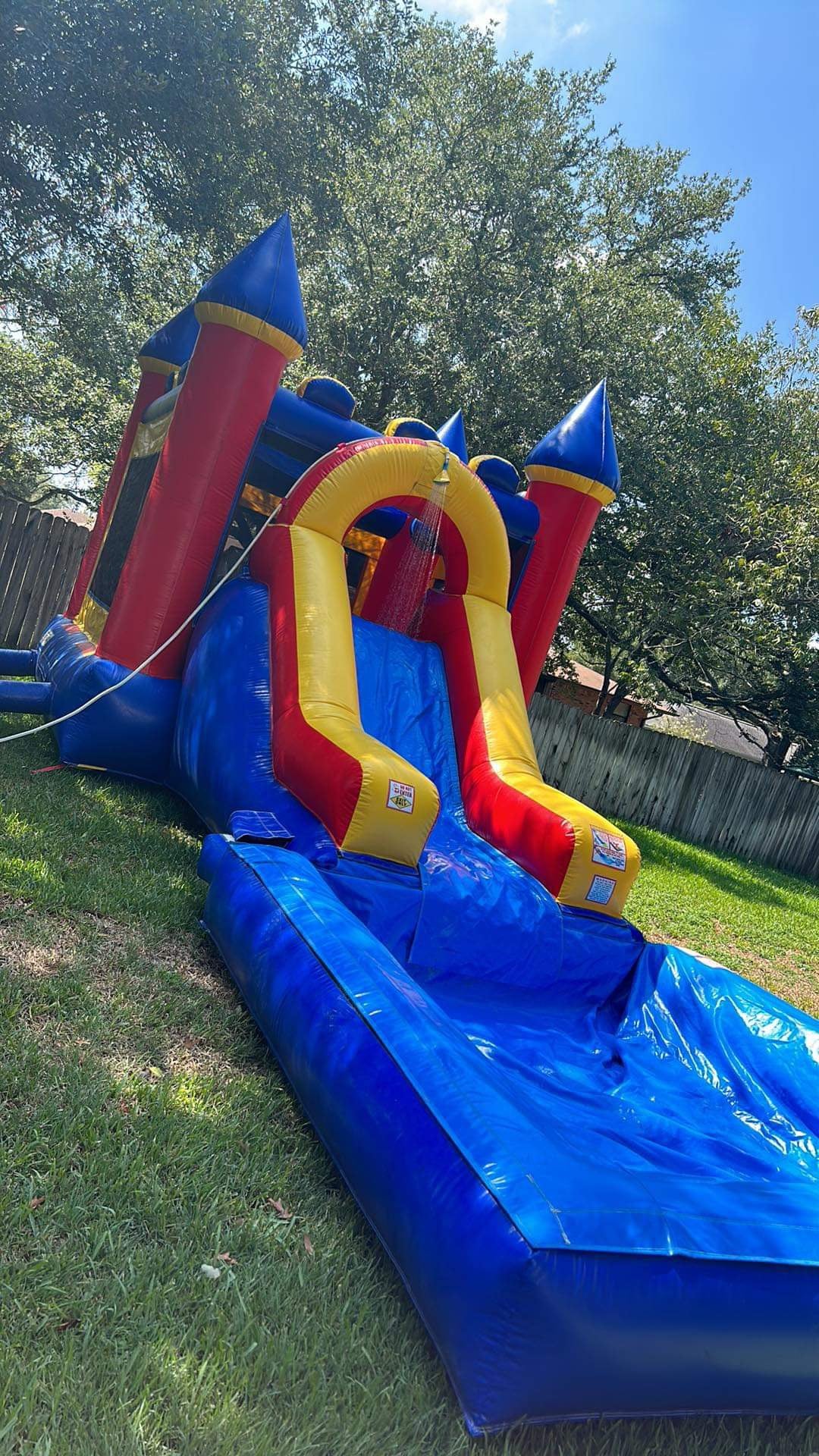 Baby Shark - Bounce house waterslide w/removable pool